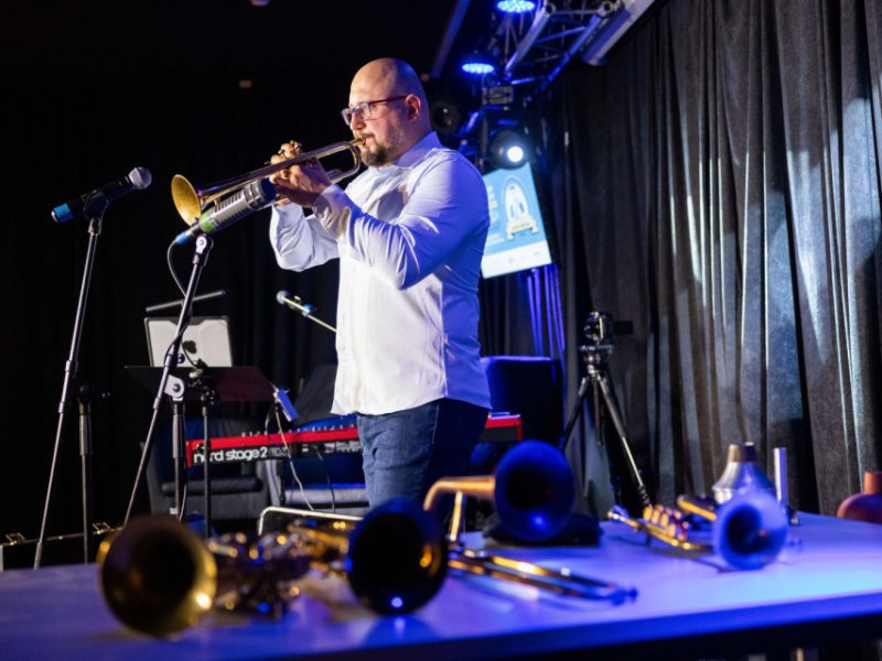 Maciej Fortuna w "Małej Akademii Instrumentów - Dęte, nienadęte i czułe struny", fot. S. Mielnik