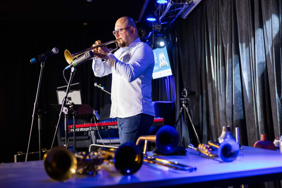 Maciej Fortuna w "Małej Akademii Instrumentów - Dęte, nienadęte i czułe struny", fot. S. Mielnik