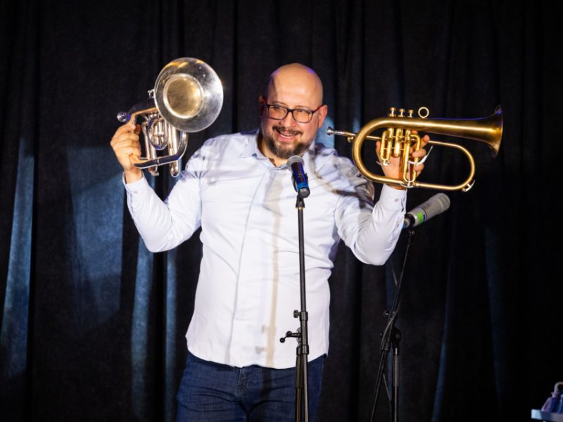 Maciej Fortuna w "Małej Akademii Instrumentów - Dęte, nienadęte i czułe struny", fot. S. Mielnik