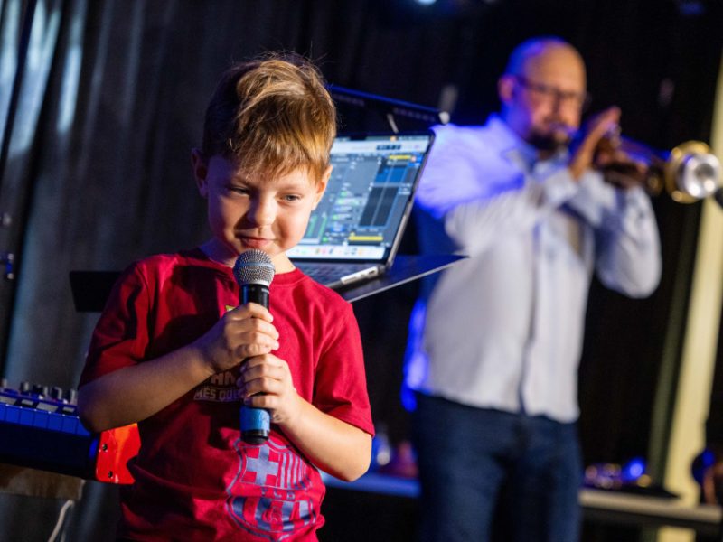 Maciej Fortuna w "Małej Akademii Instrumentów - Dęte, nienadęte i czułe struny", fot. S. Mielnik