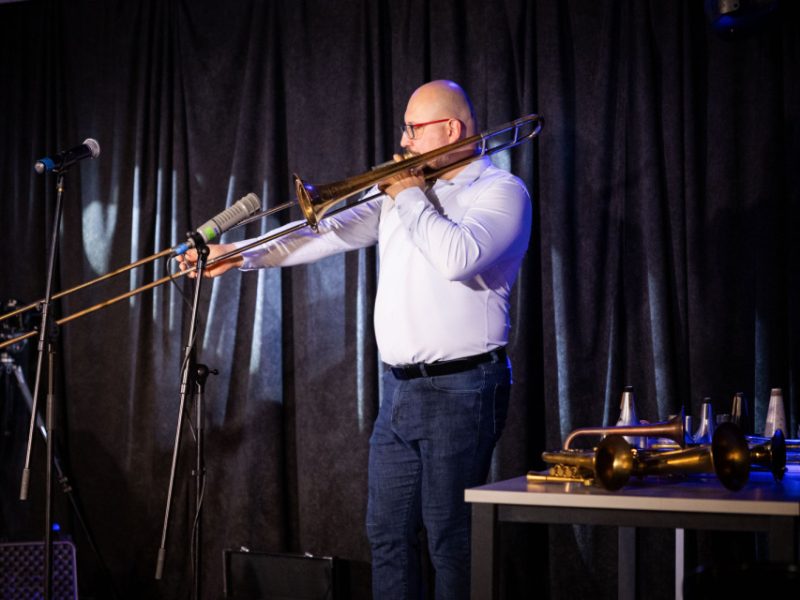 Maciej Fortuna w "Małej Akademii Instrumentów - Dęte, nienadęte i czułe struny", fot. S. Mielnik