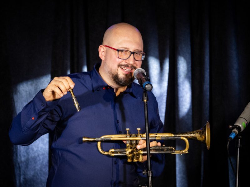 Maciej Fortuna w "Małej Akademii Instrumentów - Dęte, nienadęte i czułe struny", fot. S. Mielnik