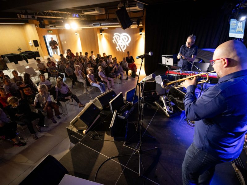 Maciej Fortuna w "Małej Akademii Instrumentów - Dęte, nienadęte i czułe struny", fot. S. Mielnik