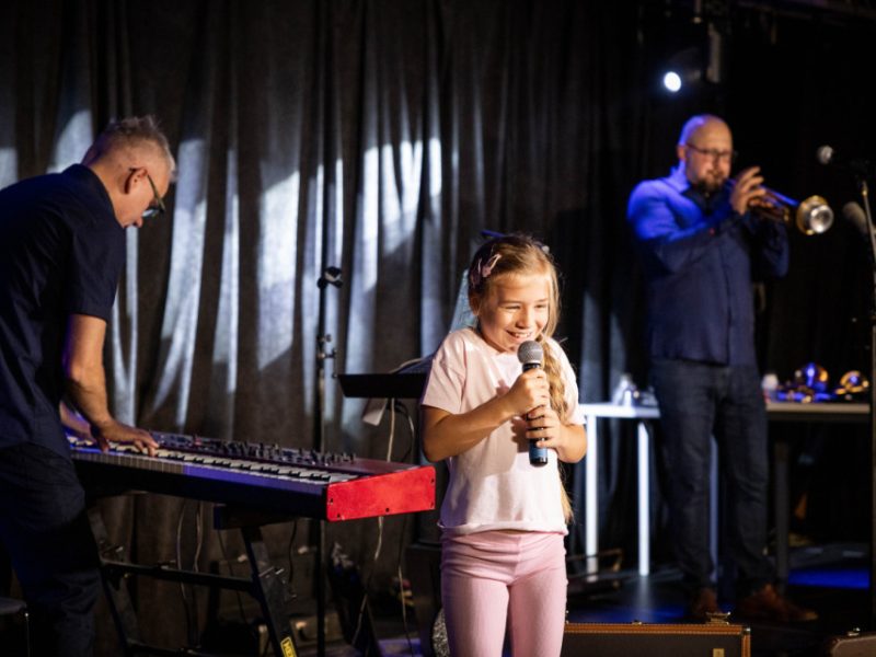 Maciej Fortuna w "Małej Akademii Instrumentów - Dęte, nienadęte i czułe struny", fot. S. Mielnik