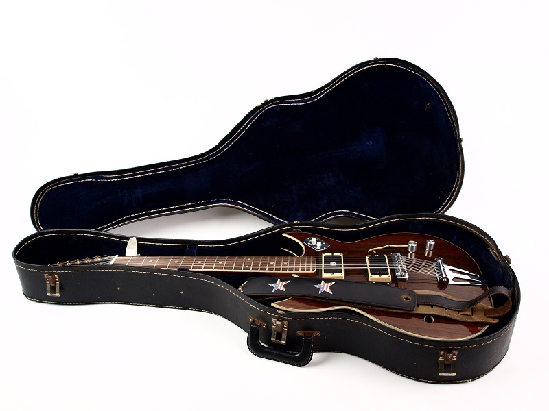 Dwunastostrunowa gitara Sławomira Kowalewskiego, na której muzyk grał z zespołem Trubadurzy. Artysta przekazał instrument do Muzeum Polskiej Piosenki w 2016 r.